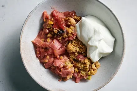 Rhubarb Crumble: A Timeless Sweet-Tart Delight