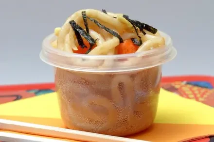 Cold Udon Noodles with Carrot and Egg